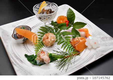 料亭で出される旬の食材を盛り付けた料理　正月の八寸 107145762