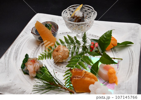 料亭で出される旬の食材を盛り付けた料理 正月の八寸 料亭で出される旬の食材を盛り付けた料理 正月の八寸 107145766