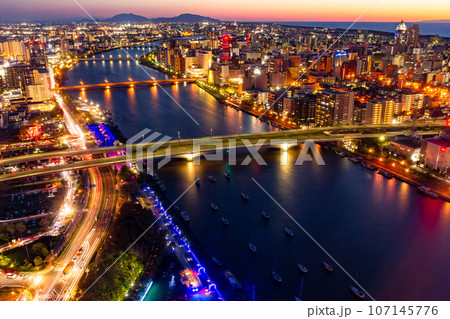 信濃川と新潟市の夜景 (朱鷺メッセからの眺望) 信濃川と新潟市の夜景 (朱鷺メッセからの眺望) 107145776