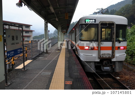 JR西日本・東海との境界駅で停車する 美濃太田行き 普通列車(高山本線 猪谷駅) JR西日本・東海との境界駅で停車する 美濃太田行き 普通列車(高山本線 猪谷駅) 107145801
