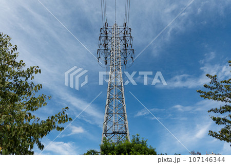 送電線の鉄塔 107146344