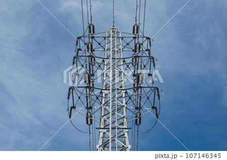 送電線の鉄塔 107146345