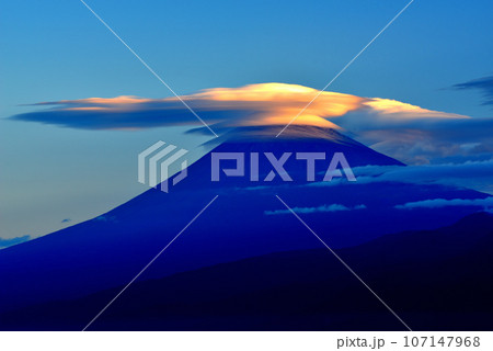 達摩山からの富士山と笠雲 107147968