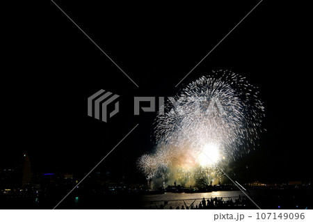 花火 横浜・神奈川新聞花火大会 2014年 横浜大さん橋 (山下公園) 2014年8月5日 花火 横浜・神奈川新聞花火大会 2014年 横浜大さん橋 (山下公園) 2014年8月5日 107149096