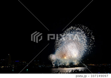 花火　横浜・神奈川新聞花火大会 2014年 横浜大さん橋 （山下公園） 2014年8月5日 107149097