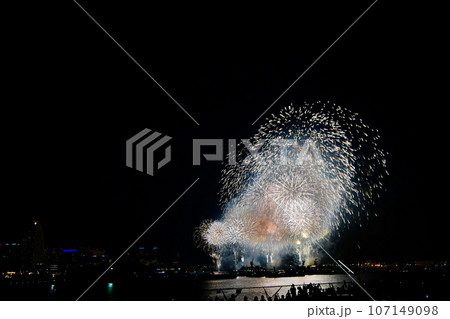 花火　横浜・神奈川新聞花火大会 2014年 横浜大さん橋 （山下公園） 2014年8月5日 107149098