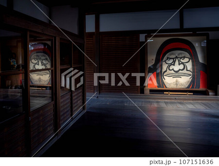 等持院の秋、達磨図の衝立がある廊下に秋の柔らかな日差し 等持院の秋、達磨図の衝立がある廊下に秋の柔らかな日差し 107151636