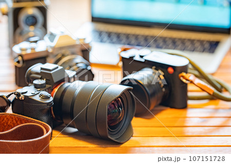 【フォトグラファー】カメラとノートパソコン【クリエイター】 107151728