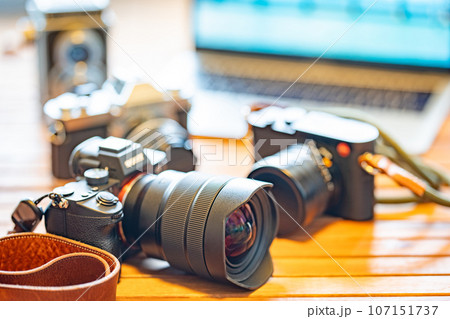 【フォトグラファー】カメラとノートパソコン【クリエイター】 107151737
