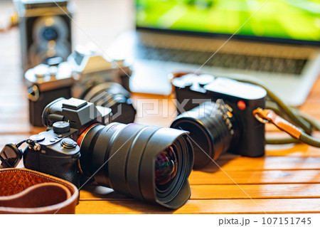 【フォトグラファー】カメラとノートパソコン【クリエイター】 107151745