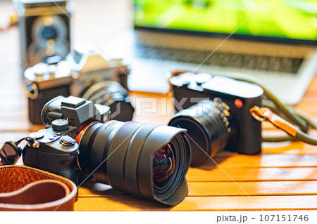 【フォトグラファー】カメラとノートパソコン【クリエイター】 107151746