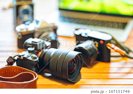 【フォトグラファー】カメラとノートパソコン【クリエイター】 【フォトグラファー】カメラとノートパソコン【クリエイター】 107151749