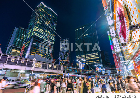日本の東京都市景観 9月。渋谷のウェーヴ通り(出入口)前から渋谷駅や桜丘口再開発などを望む=24日 日本の東京都市景観 9月。渋谷のウェーヴ通り(出入口)前から渋谷駅や桜丘口再開発などを望む=24日 107151945