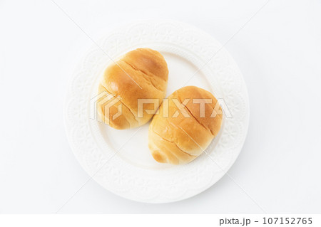 バターロール　白背景 107152765
