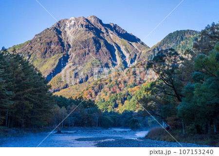 上高地の朝「紅葉する焼岳と川霧」 107153240