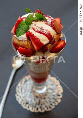 ストロベリーパフェ ストロベリーパフェ 107153967