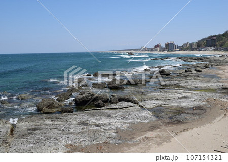 湯野浜海岸の岩場風景 107154321