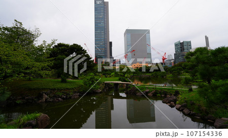 旧芝離宮恩賜庭園から見たビル群と水面反射 旧芝離宮恩賜庭園から見たビル群と水面反射 107154336