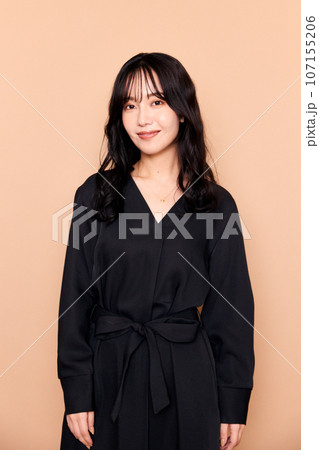 秋服ファッション女性ポートレート 107155206