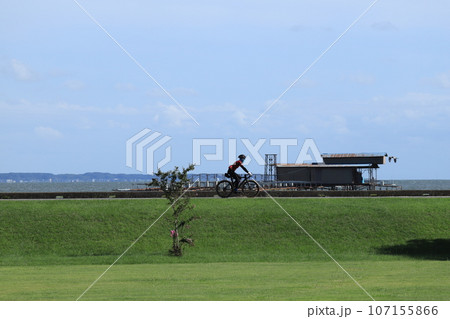 霞ヶ浦湖畔を走るサイクリスト 107155866