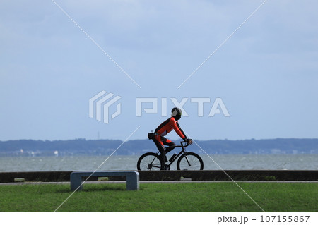霞ヶ浦湖畔を走るサイクリスト 107155867