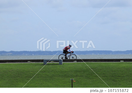 霞ヶ浦湖畔を走るサイクリスト 107155872