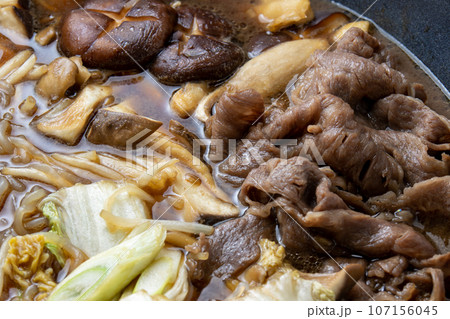 牛肉のフライパンすき焼き調理シーン。 107156045