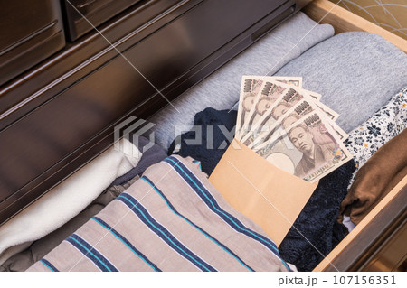 【たんすに隠された封筒入りの一万円札】 107156351