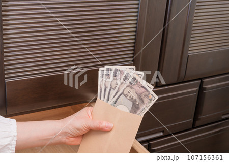 【主婦がたんすの引き出しに封筒入りの一万円札を隠す】 【主婦がたんすの引き出しに封筒入りの一万円札を隠す】 107156361
