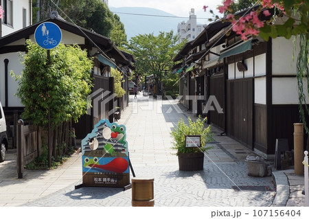 なわて通り商店街のレトロな街並み　信州松本 107156404