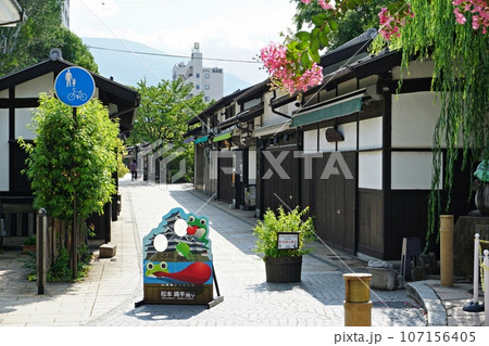 なわて通り商店街のレトロな街並み　信州松本 107156405