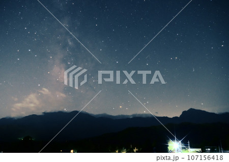 北杜市長坂町、南アルプス鳳凰三山の上、南西の空の星空 107156418