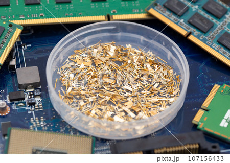 電子機器の基板、部品などから金（貴金属）を回収 リサイクル イメージの写真素材 [107156433] - PIXTA