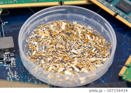 電子機器の基板、部品などから金（貴金属）を回収 リサイクル イメージ