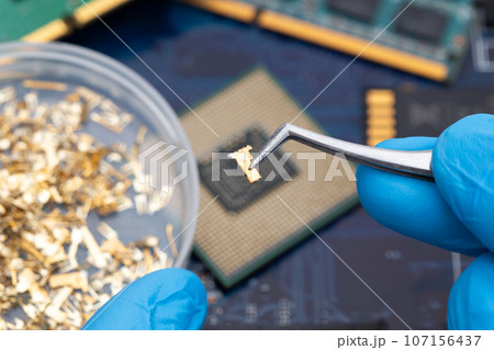 電子機器の基板、部品などから金（貴金属）を回収　リサイクル　イメージ 107156437