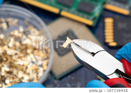 電子機器の基板、部品などから金（貴金属）を回収　リサイクル　イメージ 107156438