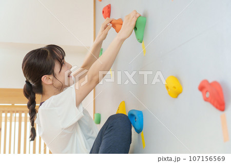 ボルダリングをする若い女性 107156569