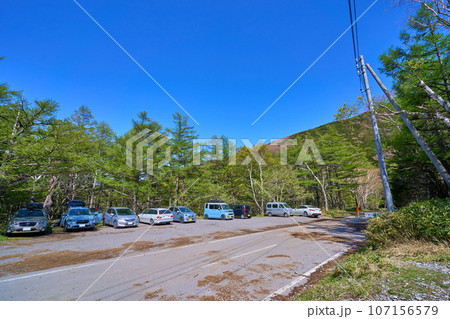 春の長野県立科町の蓼科山七合目の駐車場(登山口前) 春の長野県立科町の蓼科山七合目の駐車場(登山口前) 107156579