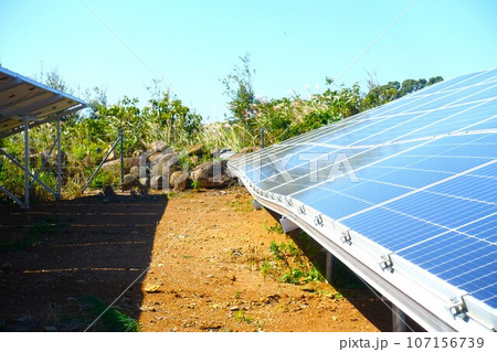 地盤が沈下し架台が歪んだ太陽光発電所 地盤が沈下し架台が歪んだ太陽光発電所 107156739