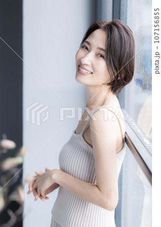 上を見上げる女性のビューティーイメージ 107156855