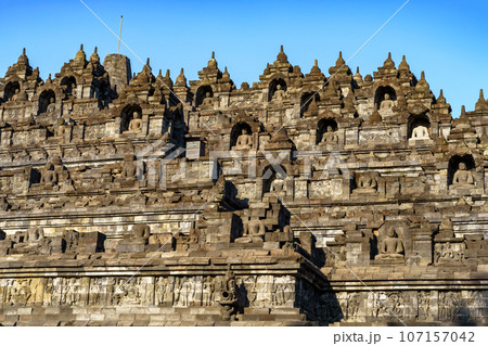 ボロブドゥール寺院の西面（インドネシア・ジャワ島） 107157042