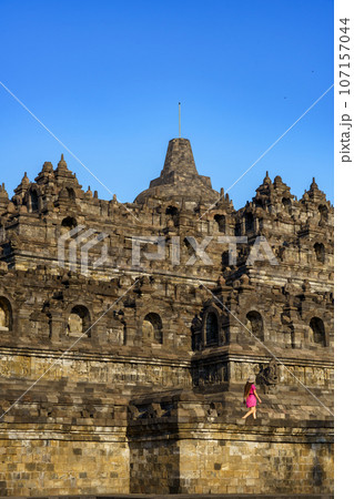 ボロブドゥール寺院を歩く女性観光客（インドネシア・ジャワ島） 107157044