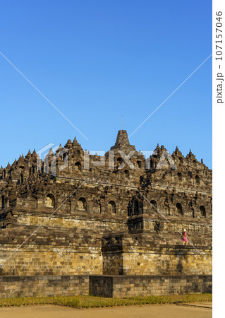 ボロブドゥール寺院を歩く女性観光客（インドネシア・ジャワ島） 107157046