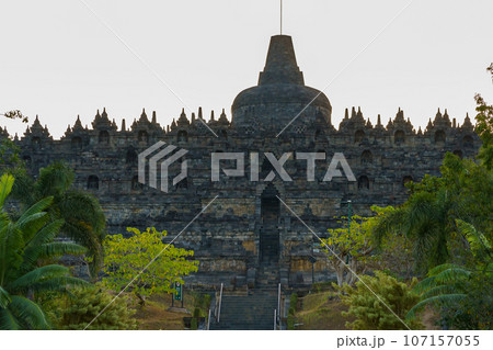 ボロブドゥール寺院正面（インドネシア・ジャワ島） 107157055