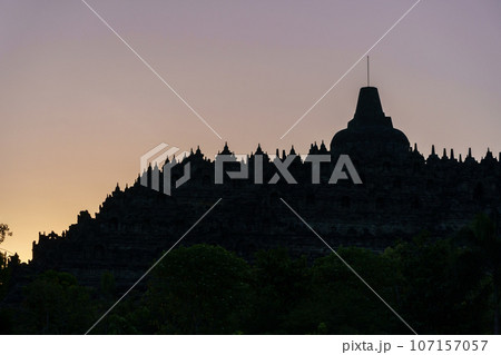 ボロブドゥール寺院の夕景シルエット（インドネシア・ジャワ島） 107157057