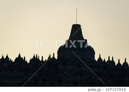 ボロブドゥール寺院の夕景シルエット（インドネシア・ジャワ島） 107157058
