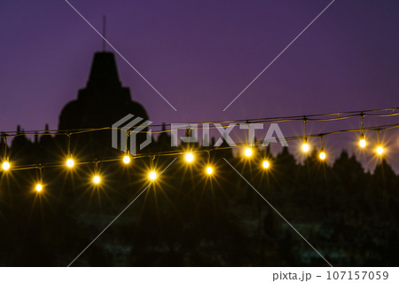 マノハラホテルから眺める夜のボロブドゥール寺院（インドネシア・ジャワ島） 107157059
