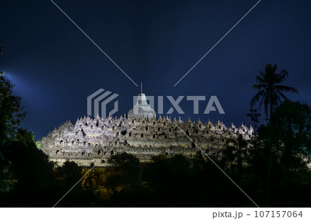 ライトアップされた夜のボロブドゥール寺院(インドネシア・ジャワ島) ライトアップされた夜のボロブドゥール寺院(インドネシア・ジャワ島) 107157064