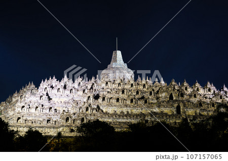 ライトアップされた夜のボロブドゥール寺院（インドネシア・ジャワ島） 107157065