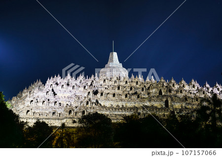 ライトアップされた夜のボロブドゥール寺院（インドネシア・ジャワ島） 107157066